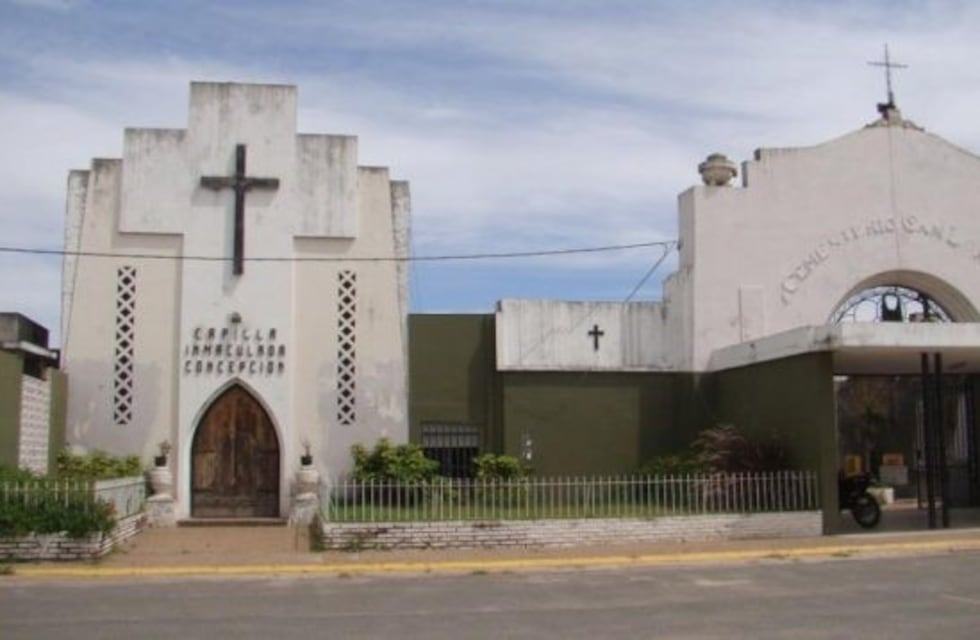 Con las manos en las lápidas: atraparon a un ladrón mientras quitaba las placas en el cementerio