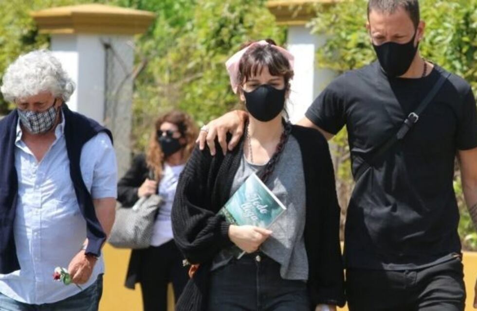 Con una ceremonia íntima, Gimena Accardi despidió a su papá