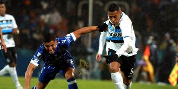 Facundo Cobos de Godoy Cruz disputa el balu00f3n con Pedro Rocha de Gremio\u002E