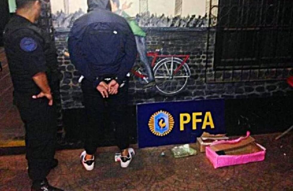 Previo a la veda, detuvieron a un extranjero que vendía droga en el boliche