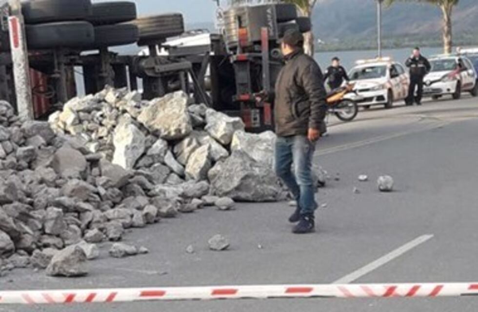 Un camión volcó en plena costanera de Carlos Paz