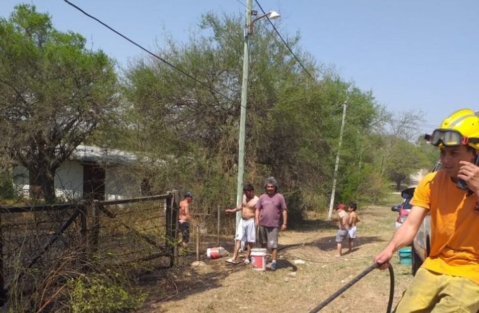 Villa Los Aromos: Vecinos y Bomberos lograron extinguir un incendio