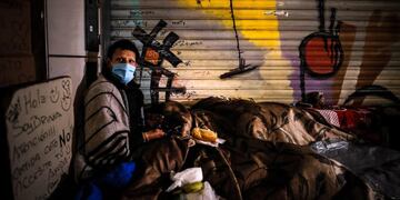 AME344\u002E BUENOS AIRES (ARGENTINA), 25/08/2020\u002E- Más de 1000 personas viven en carpas y precarias casas de cartón en un terreno en la localidad de Guernica a 30 km de la Ciudad de Buenos Aires, el 20 de agosto de 2020\u002E La usurpación de terrenos e inmuebles es un fenómeno histórico en la provincia de Buenos Aires, la más poblada y rica del país, que en medio de la crisis económica que Argentina arrastra desde hace más de dos años, con crecientes índices de pobreza, vuelve a trepar tras un receso por la cuarentena\u002E EFE/Juan Ignacio Roncoroni