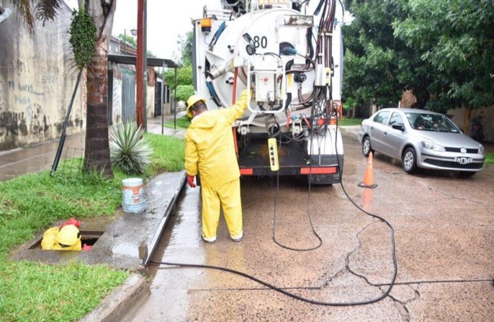 Debido al temporal realizan trabajos de limpieza en los barrios de la ciudad