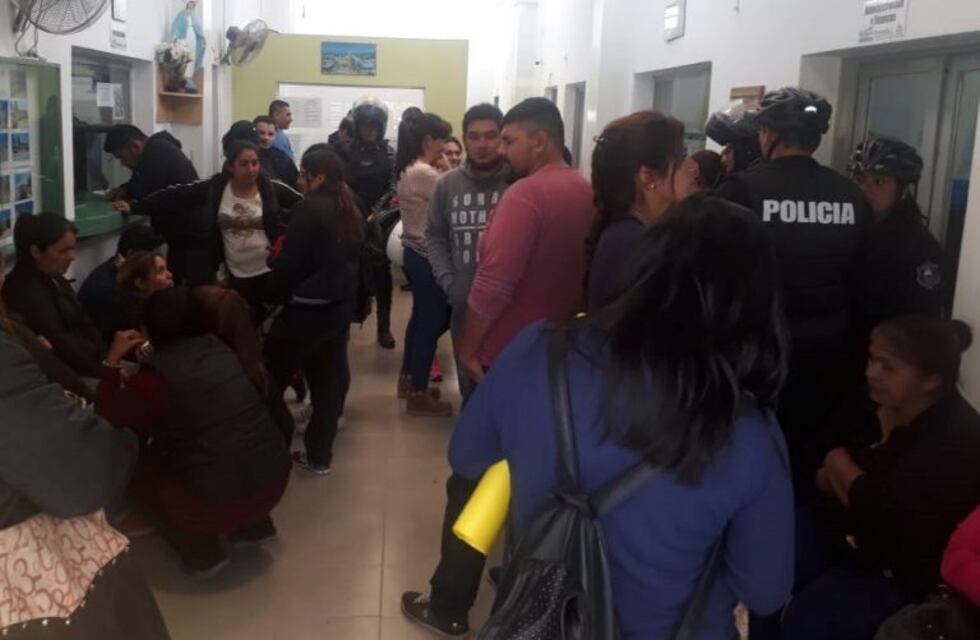 Chilecito: Un grupo de vecinos tomaron la sede del Instituto de Vivienda