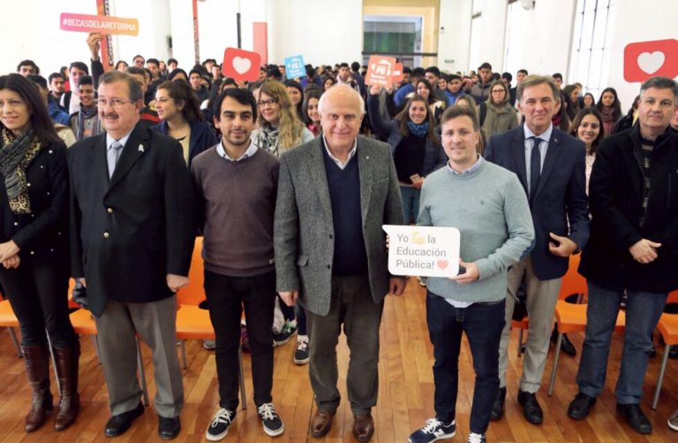 Becas de la Reforma: 300 estudiantes recibieron en Rosario el incentivo para completar sus carreras