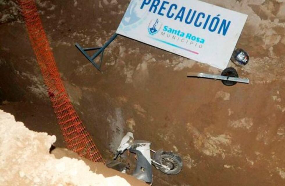 Una mujer falleció en Santa Rosa luego de caer con su moto a una zanja en la Avenida Uruguay