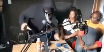 Brasil: asaltaron a mano armada un estudio de radio y todo fue transmitido en vivo (Foto: captura)