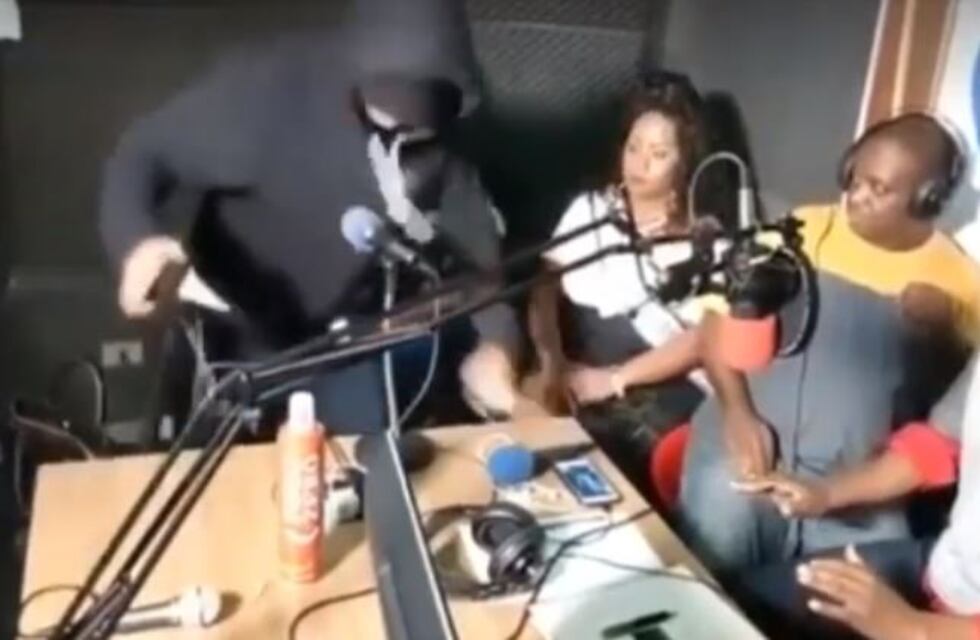 Brasil: asaltaron a mano armada un estudio de radio y todo fue transmitido en vivo
