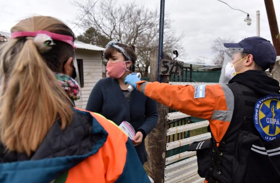 Refuerzan operativos sanitarios en barrios populares de La Plata para detectar casos de coronavirus