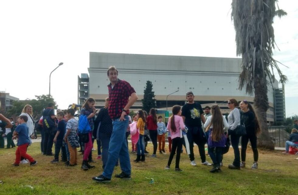 Una falsa amenaza de bomba sorprendió a clientes y empleados de Portal Rosario Shopping