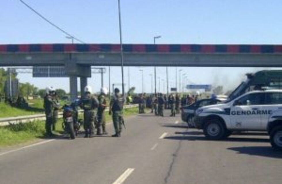 Denuncian que la policía reprimió a vecinos de Las Flores que cortaban la autopista a Buenos Aires