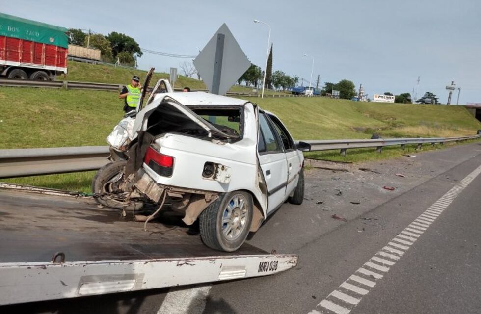 Colisión por alcance en Circunvalación y Uriburu dejó un auto con daño total