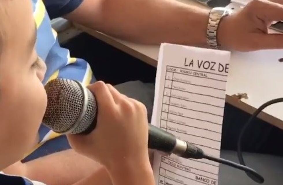 Locutores gigantes: dos nenes se lucieron como la voz del estadio en la cancha de Rosario Central