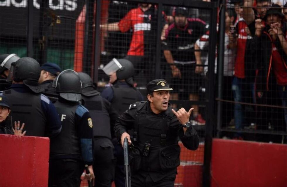 La represión policial en el clásico fue filmada en primera persona desde la tribuna de Newell's