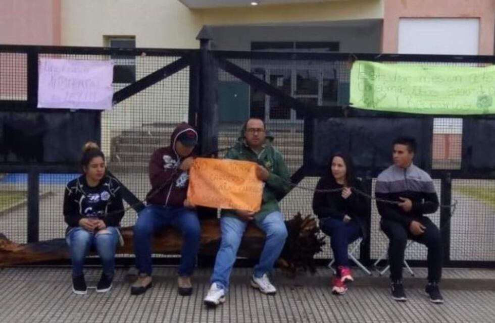 Alumnos del Instituto de Educación Superior se encadenaron en la puerta del establecimiento