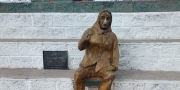 Vandalismo: dos niños fueron demorados en la comisaría por dañar la estatua de Emilia D'Ambra