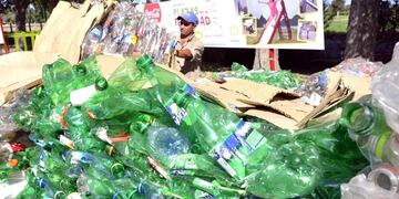 Canjearán botellas plásticasa para reciclar por bolsas de tela y plantines florales. Imagen ilustrativa.