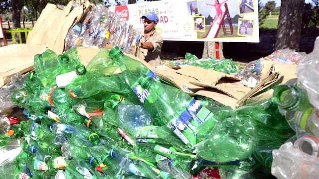 Canjearán botellas plásticasa para reciclar por bolsas de tela y plantines florales. Imagen ilustrativa.