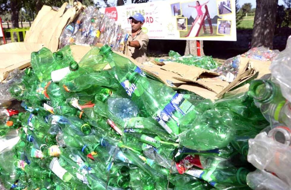 Para reciclar y cuidar el ambiente: canje de botellas plásticas por bolsas de tela y platines