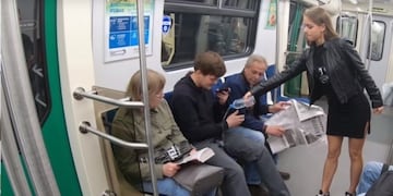 Echan lavandina en la ingle de los que se sientan con las piernas abiertas