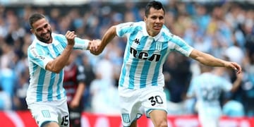 Leo Sigali celebra su gol junto a Lisandro López: Racing goleó 5-0 a Patronato\u002E