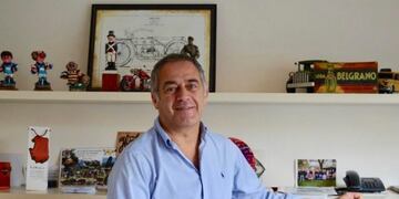 Aldo Franco en la oficina de su empresa de camiones