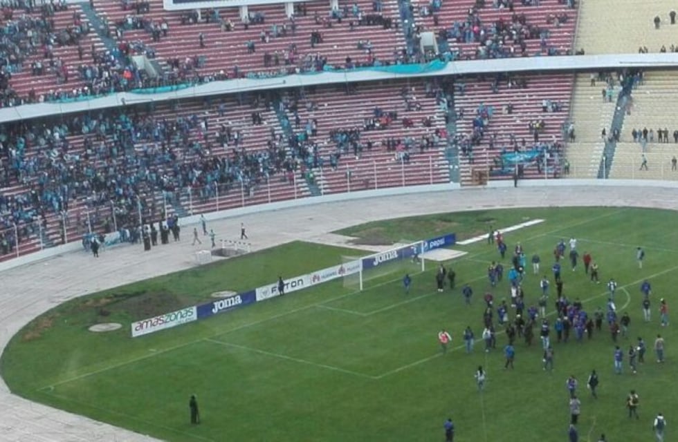 Batalla campal: corridas, piñas y gases lacrimógenos en el fútbol boliviano