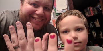 La defensa de un padre a su hijo que sufrió "bullying" por pintarse las uñas