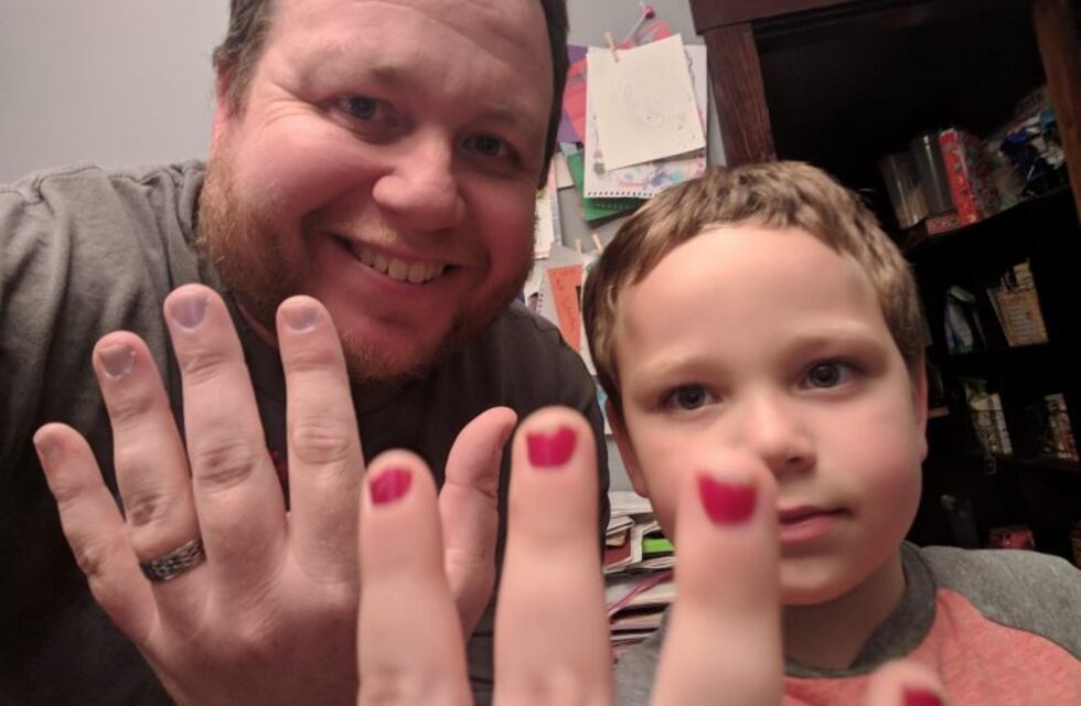 La defensa de un padre a su hijo que sufrió "bullying" por pintarse las uñas