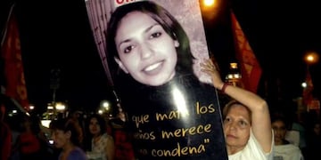 Ana Fernández junto a la foto de su hija, Cinthia (Web)