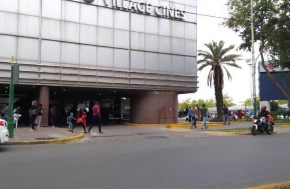 Evacuaron el Mendoza Plaza Shopping por una amenaza de bomba
