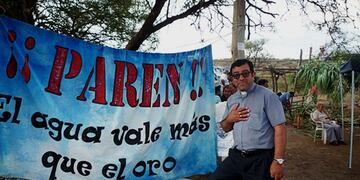 El padre Omar Quinteros se destaca por sus duros cuestionamientos a las autoridades políticas de La Rioja