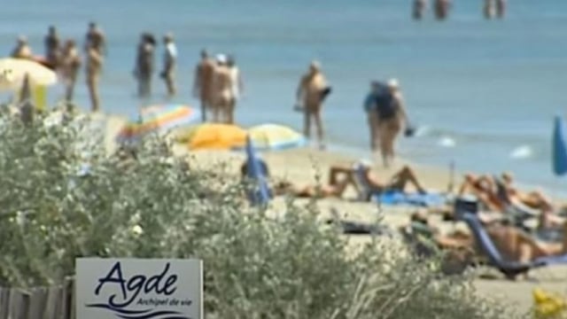 Una playa del hotel Cap d'Agde en la costa del Mar Mediterráneo\u002E (Foto: Captura de video)