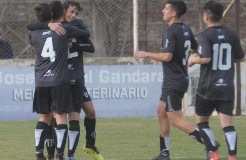 Goleó Liniers y es escolta de Sporting
