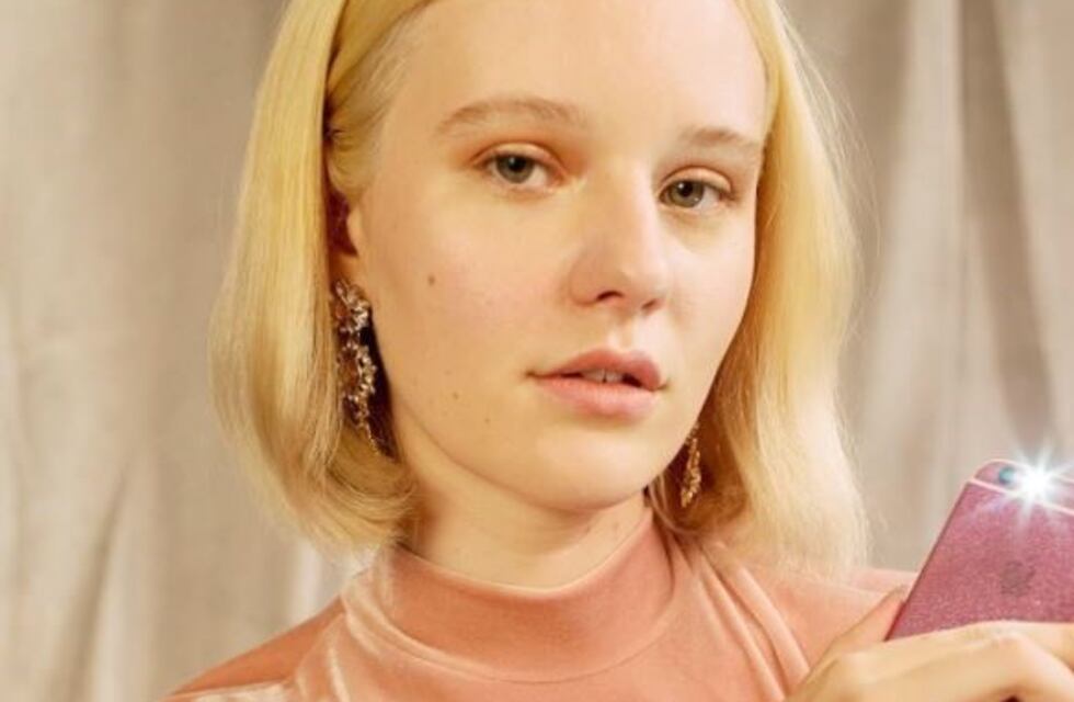 Una modelo no se depiló las piernas, realizó un comercial de zapatillas y la destrozaron en redes sociales