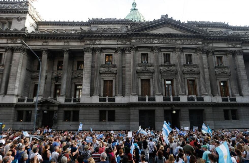 Hubo protestas frente al Congreso contra el megaproyecto de emergencia del Gobierno