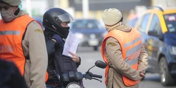 Estrictos controles de las fuerzas de seguridad en los accesos a la ciudad de Buenos Aires durante el inicio de una cuarentena más estricta en el AMBA\u002E (Clarín)