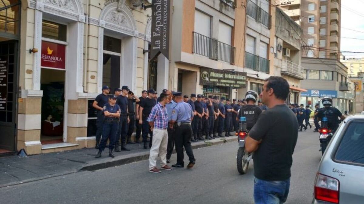 Velatorio de Alejandro Foresto, un policu00eda asesinado en la ciudad de Santa Fe.