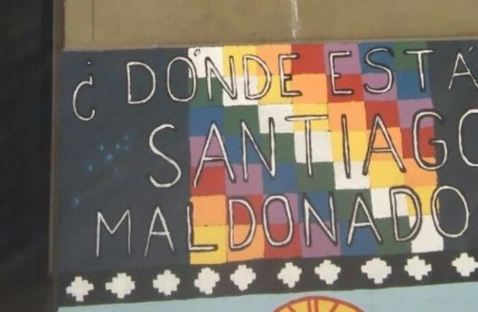 Repudio a pintadas en el Politécnico contra Santiago Maldonado y a favor de la dictadura