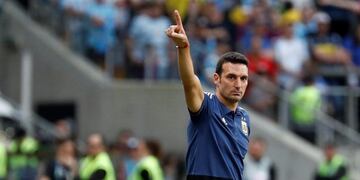 CAF1511\u002E PORTO ALEGRE (BRASIL), 23/06/2019\u002E- El técnico de Argentina, Lionel Scaloni, da instrucciones a sus jugadores este domingo, durante el partido del Grupo B de la Copa América de Fútbol 2019, entre Catar y Argentina, en el Estadio Arena do Grêmio de Porto Alegre, (Brasil)\u002E EFE/ Sebastiao Moreira