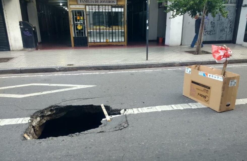 Un enorme pozo apareció en plena calle céntrica