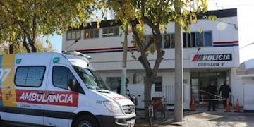 Personal médico en la puerta de la Comisaría donde se practicaron 9 hisopados\u002E