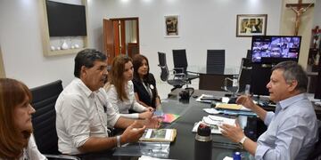 El gobernador junto a Carlos Alabe y representantes de la Fundación\u002E (Prensa Gobierno)