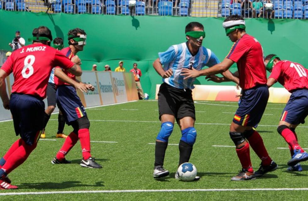 Los niños de Monte Cristo participaron del entrenamiento de fútbol para ciegos