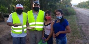 Estudiantes salteños le llevan comida a policías que realizan controles sanitarios