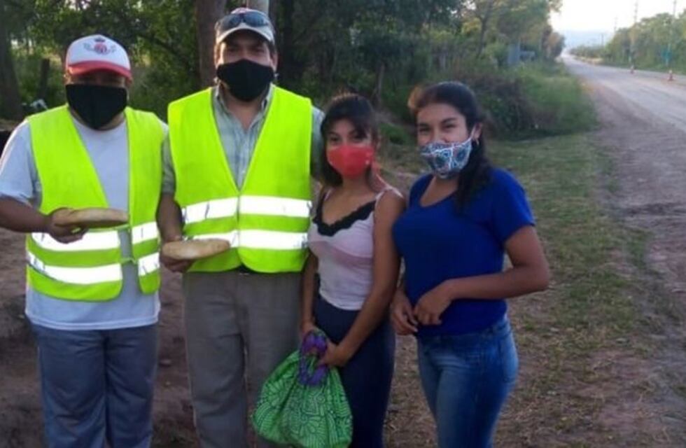 Estudiantes salteños le llevan comida a policías que realizan controles sanitarios