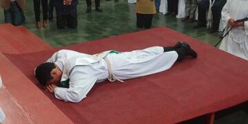 Diego Vilca, en la solemne ceremonia de su ordenación como sacerdote, en la parroquia del barrio Mariano Moreno\u002E