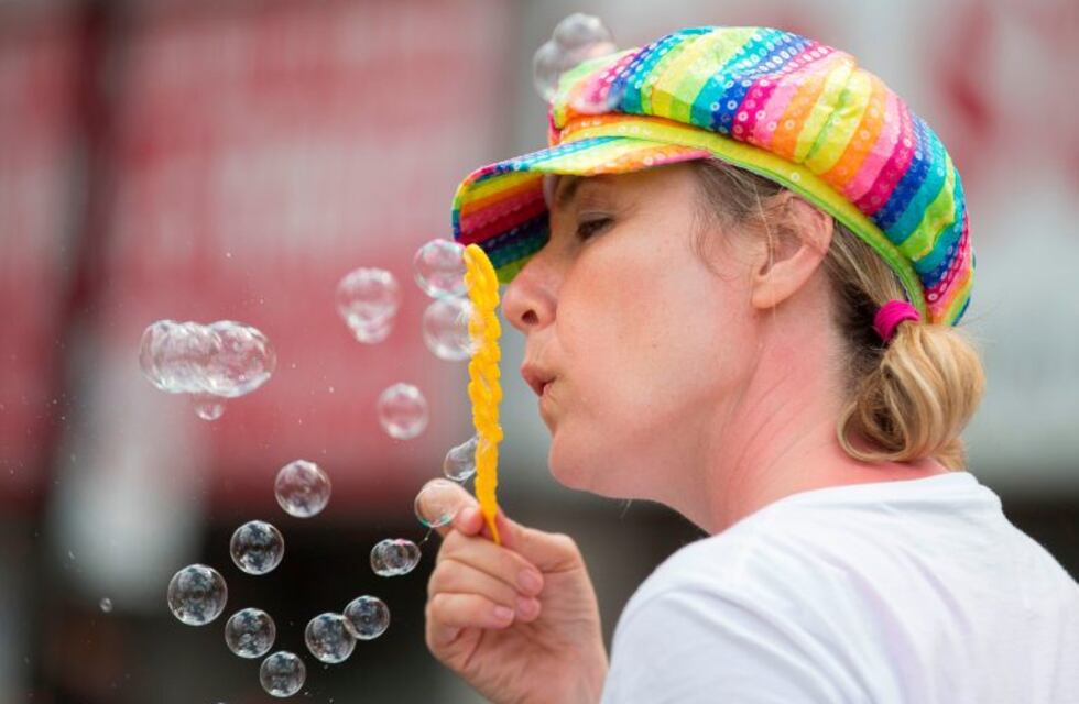 Apuñalaron a una menor por portar una insignia gay