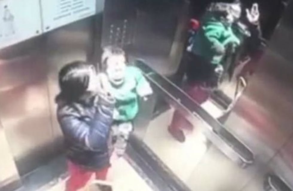 China: Brutal golpiza de una niñera a un bebé en un ascensor